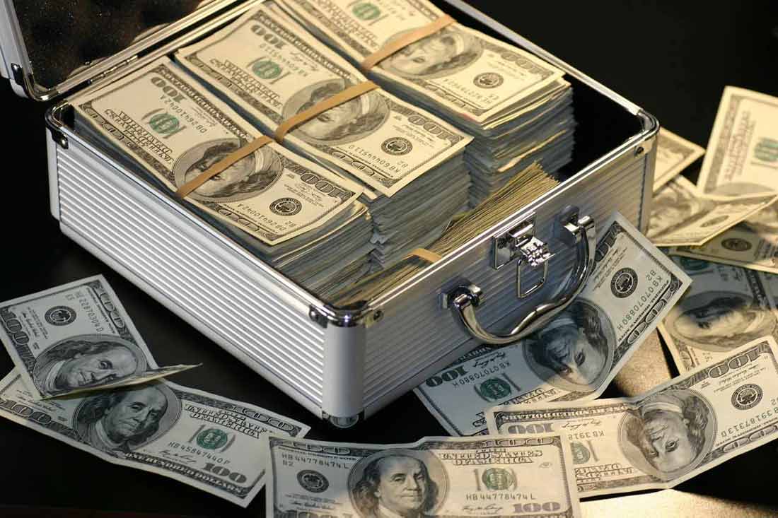 Ein Geldkoffer voller Dollarscheine. Quelle: pixabay