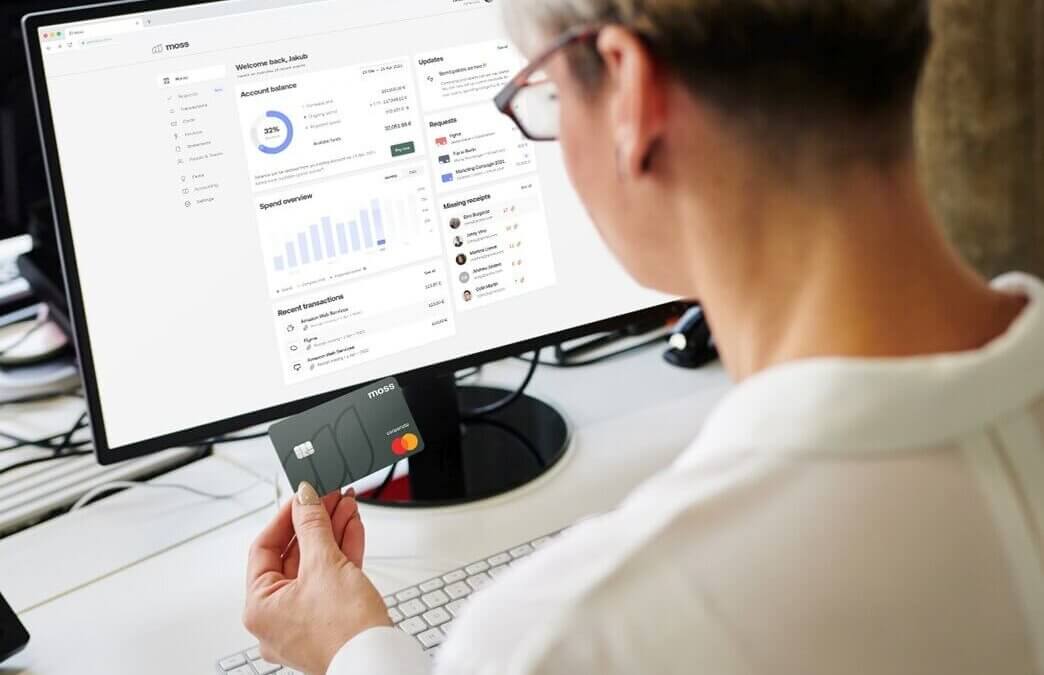 Auf dem Bild eine Frau mit einer MOSS Kreditkarte