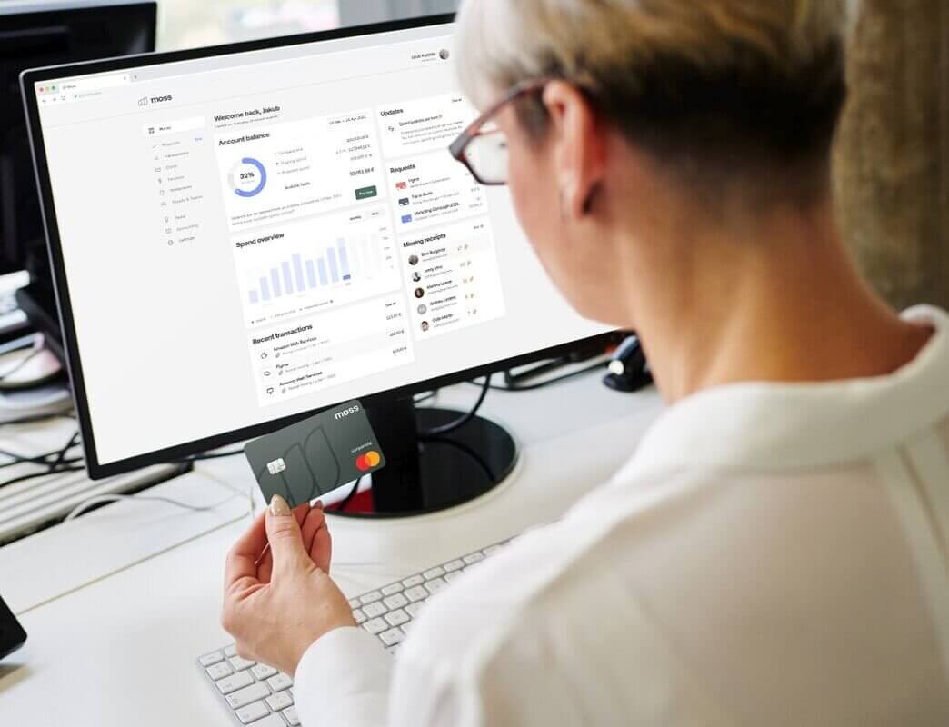 Auf dem Bild eine Frau mit einer MOSS Kreditkarte