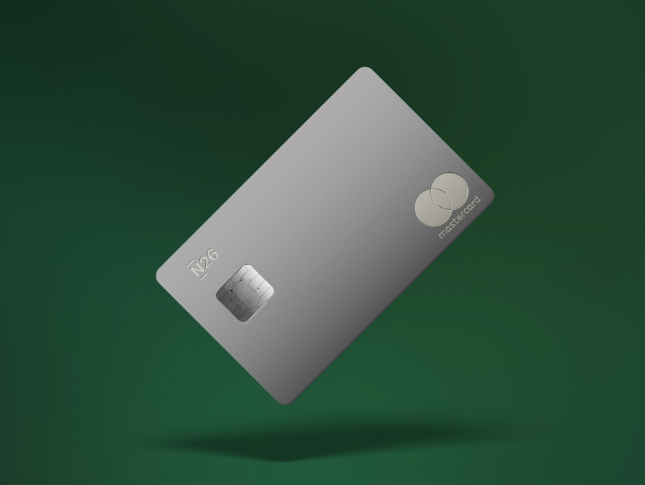 N26 Metal Mastercard Debitkarte in Silber auf dunkelgrünem Hintergrund
