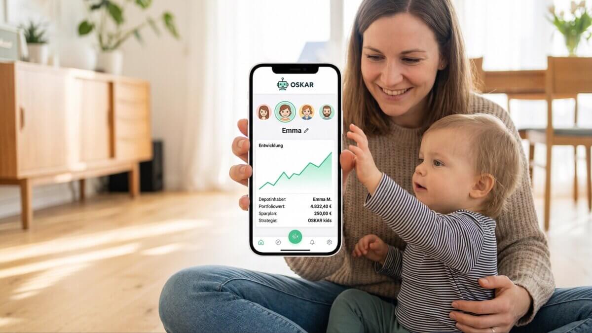 Mutter mit Kleinkind auf dem Wohnzimmerboden hält Smartphone mit OSKAR App, die das Kinderdepot Emma mit 4.832 Euro Portfoliowert und grünem ETF-Chart zeigt