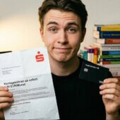 Student hält Sparkassen-Gebührenbrief mit 4,90 Euro Monatsgebühr in der linken und die matte schwarze Trade Republic Classic Card in der rechten Hand