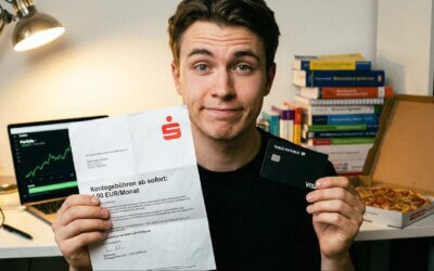 Student hält Sparkassen-Gebührenbrief mit 4,90 Euro Monatsgebühr in der linken und die matte schwarze Trade Republic Classic Card in der rechten Hand