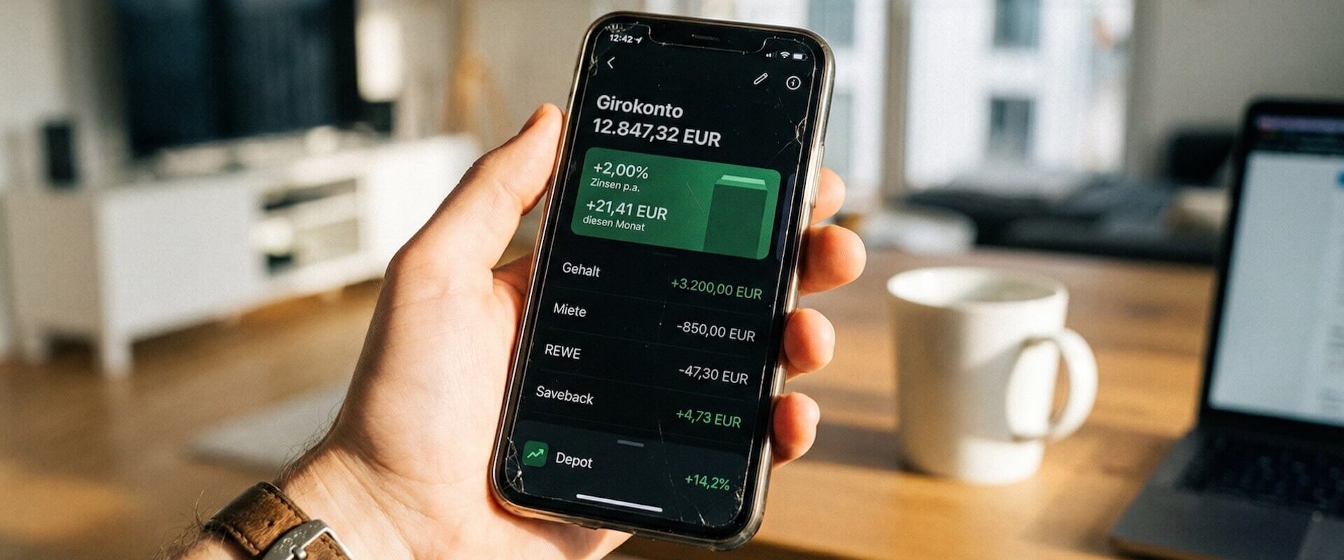 Trade Republic App zeigt Girokonto mit 12.847 Euro Guthaben, 2 Prozent Zinsen und Saveback-Gutschrift