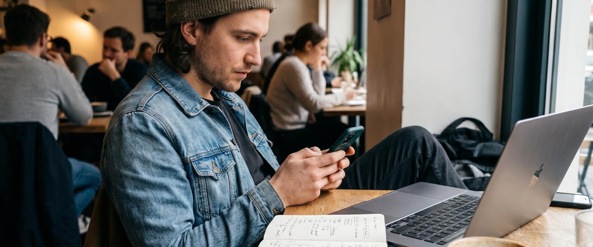 Nachdenkliche Selbstständige am Laptop mit geöffneten Rechnungen und Belegen — typische Steuer-Situation, die Kontist mit automatischer Rücklage löst