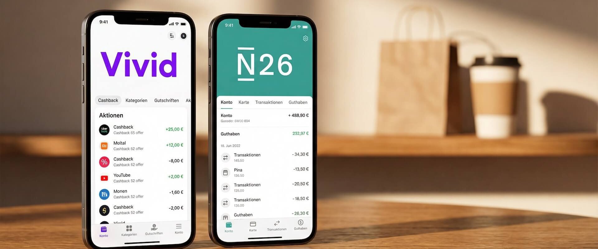 Zwei Smartphones auf einem Holztisch: links die Vivid Money App mit weißem Interface und violettem Logo sowie Cashback-Übersicht, rechts die N26 App mit türkisem Interface