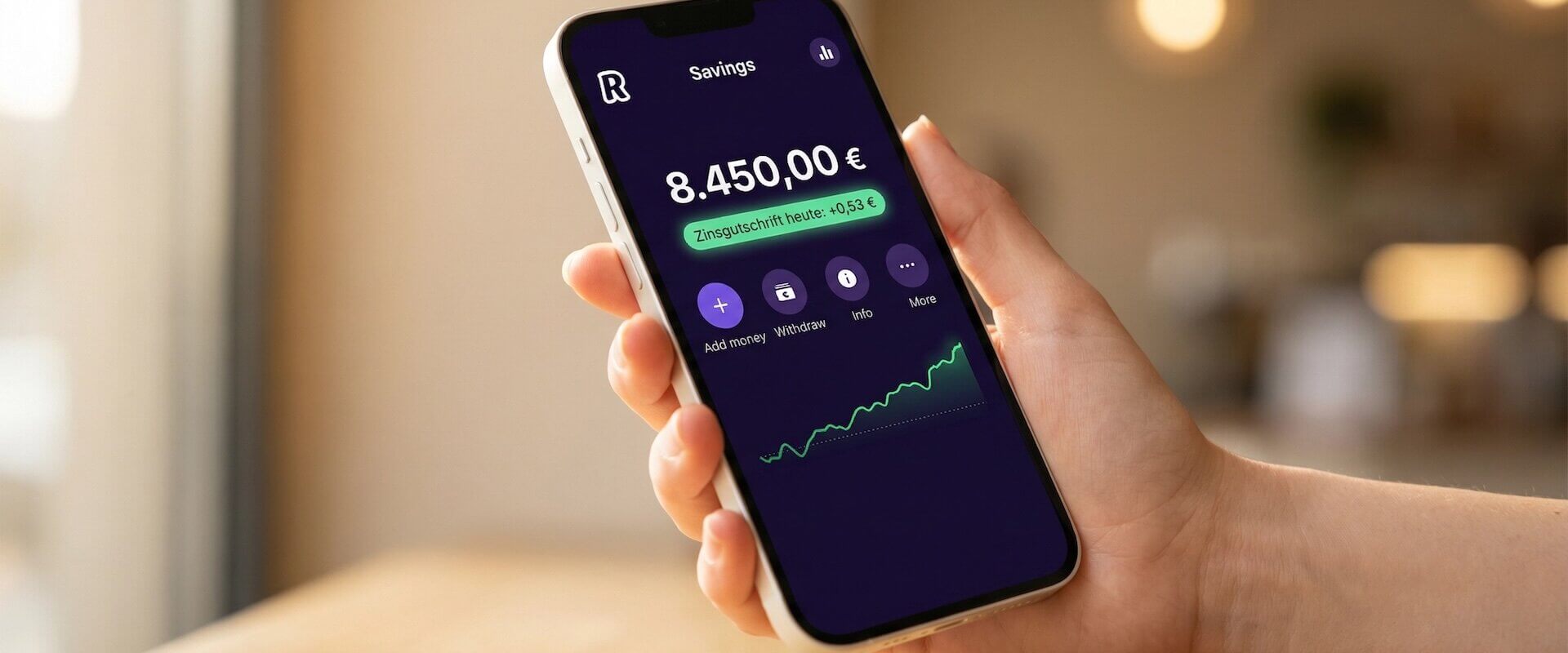 Hand haelt Smartphone mit Revolut Savings App, dunkles violettes Interface zeigt 8.450 Euro Guthaben, gruene Zinsgutschrift-Badge und aufsteigender Zins-Chart, warmes Cafe-Bokeh im Hintergrund