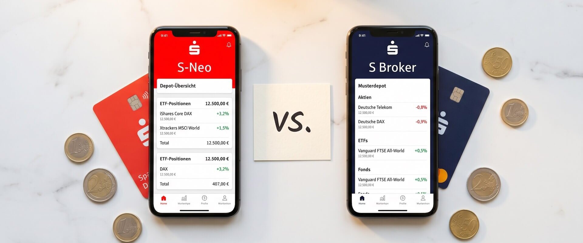 Zwei Smartphones im Direktvergleich: S-Neo-App in Rot mit ETF-Depot-Übersicht und S Broker-App in Blau mit Aktien, ETFs und Fonds im Musterdepot, dazwischen handgeschriebene VS.-Notiz und Sparkassen-Karten
