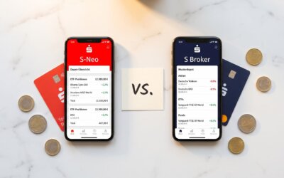 Zwei Smartphones im Direktvergleich: S-Neo-App in Rot mit ETF-Depot-Übersicht und S Broker-App in Blau mit Aktien, ETFs und Fonds im Musterdepot, dazwischen handgeschriebene VS.-Notiz und Sparkassen-Karten