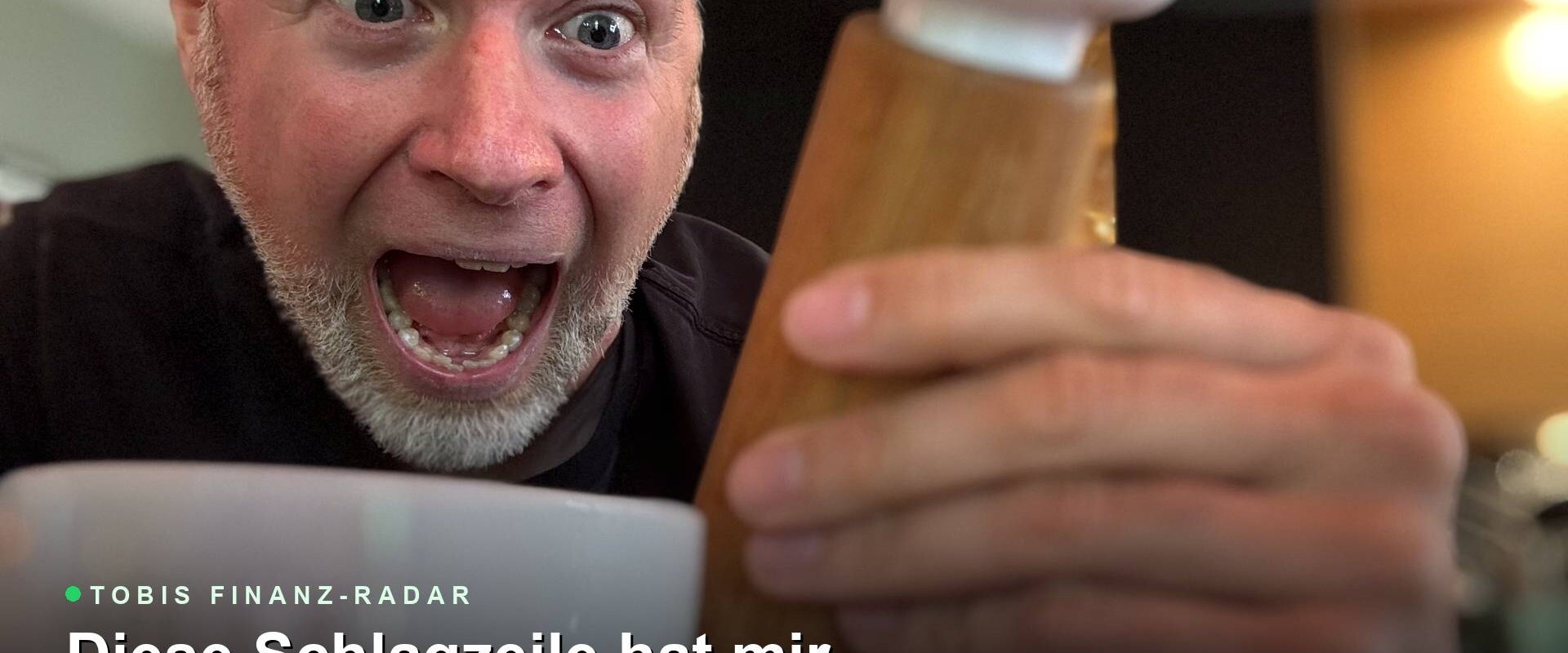 Tobi reagiert fassungslos und salzt sich den Kaffee, Beitragsbild von Tobis Finanz-Radar mit Headline