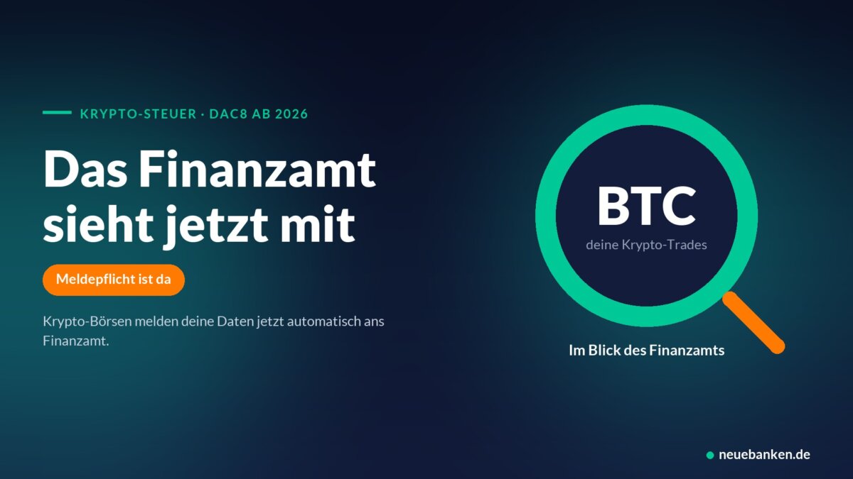 Lupe über einer Bitcoin-Münze vor dunklem Hintergrund als Symbol für die neue Krypto-Meldepflicht ans Finanzamt ab 2026
