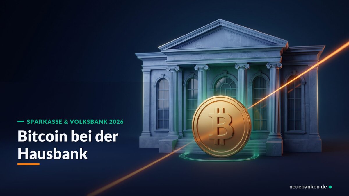 Klassisches Bankgebäude mit goldener Bitcoin-Münze davor, Titel Bitcoin bei der Hausbank, Sparkasse und Volksbank 2026
