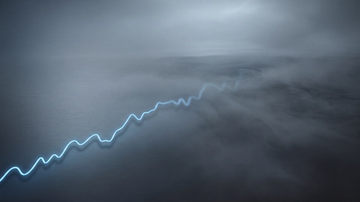 Aufsteigende Kurslinie, die nach rechts in Nebel übergeht, als Sinnbild für die unbekannte Kursprognose der noch nicht notierten KNDS-Aktie