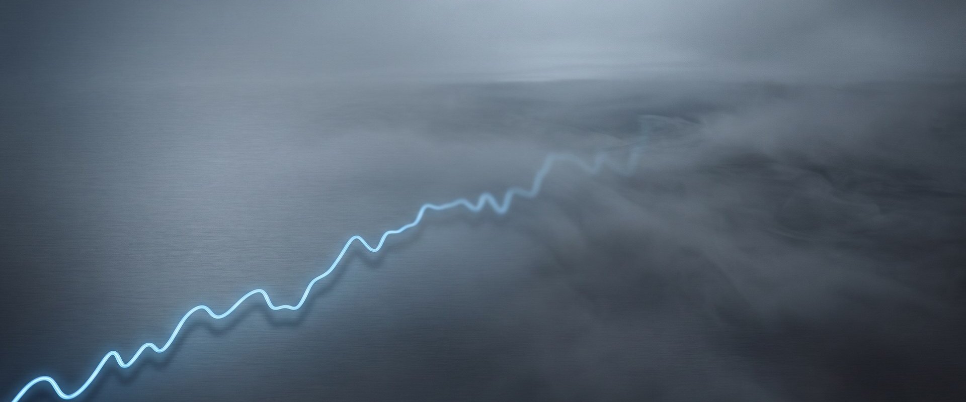 Aufsteigende Kurslinie, die nach rechts in Nebel übergeht, als Sinnbild für die unbekannte Kursprognose der noch nicht notierten KNDS-Aktie