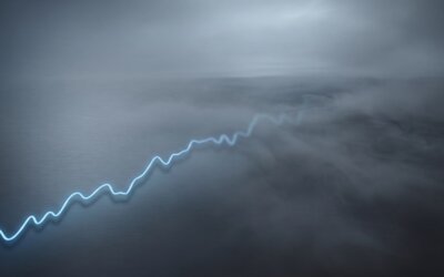 Aufsteigende Kurslinie, die nach rechts in Nebel übergeht, als Sinnbild für die unbekannte Kursprognose der noch nicht notierten KNDS-Aktie