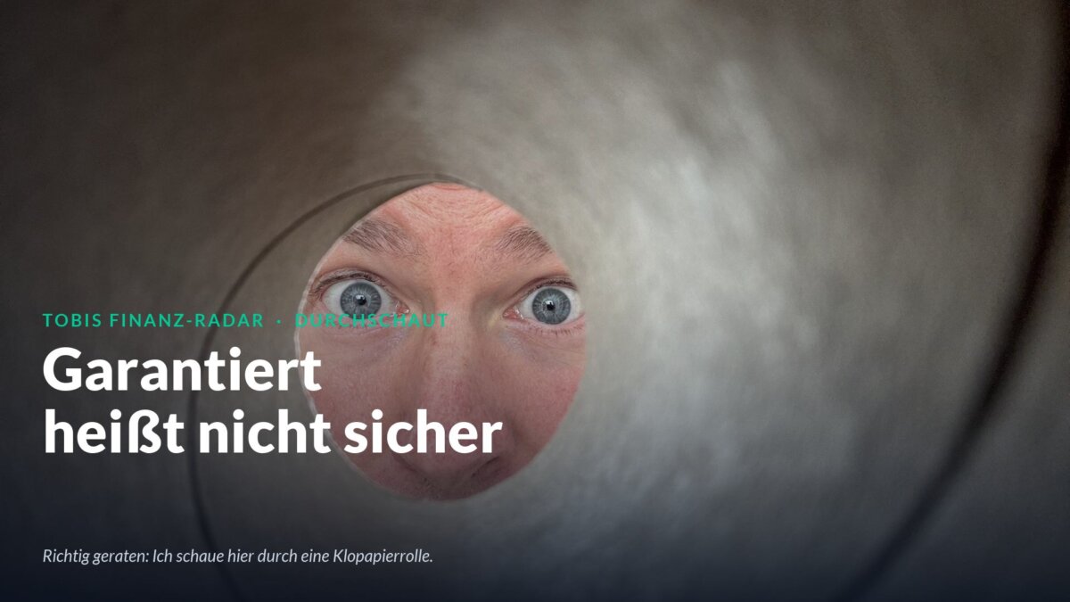 Tobi blickt durch eine Klopapierrolle, Schriftzug Garantiert heißt nicht sicher