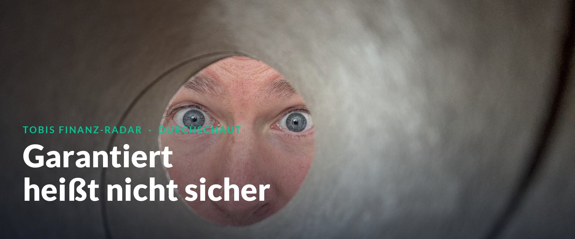 Tobi blickt durch eine Klopapierrolle, Schriftzug Garantiert heißt nicht sicher