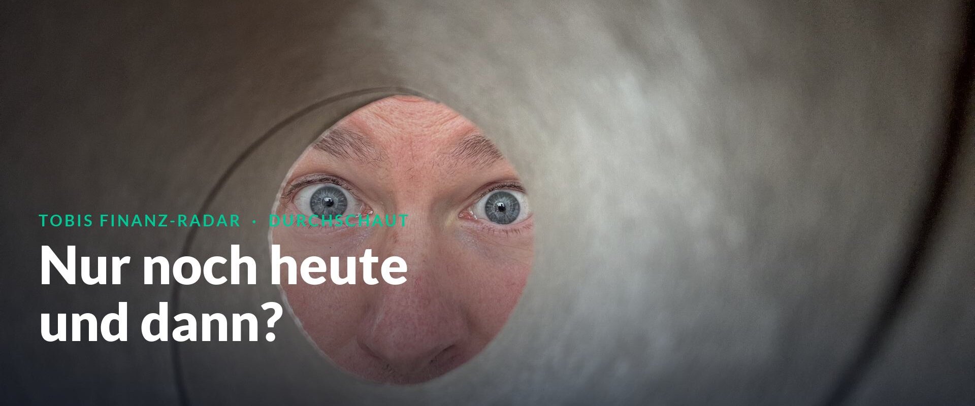 Tobi blickt durch eine Klopapierrolle, Schriftzug Nur noch heute und dann