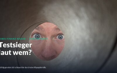 Tobi blickt durch eine Klopapierrolle, Schriftzug Testsieger laut wem