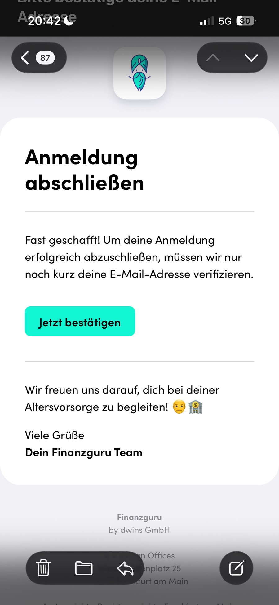 Bestätigungsmail von Finanzguru mit der Schaltfläche „Jetzt bestätigen“, mit der die Anmeldung zur Warteliste abgeschlossen wird