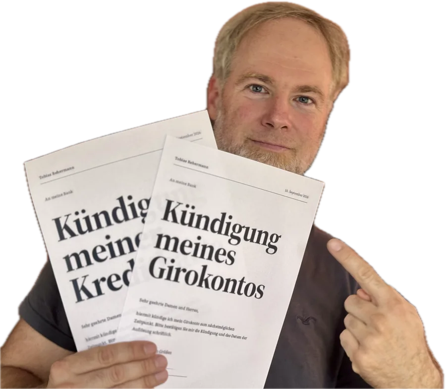 Tobias Rehermann zeigt auf seine Kündigungsschreiben für Girokonto und Kreditkarte